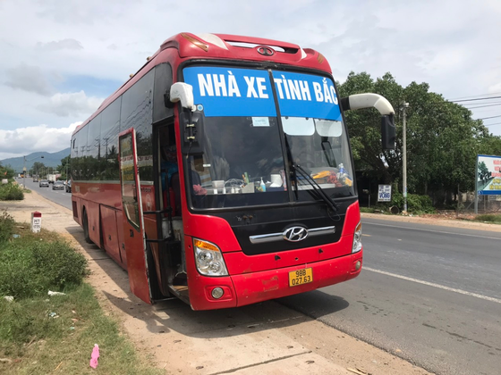 Phát hiện 5 người Trung Quốc nhập cảnh trái phép trốn trong thùng carton trên xe khách ảnh 1