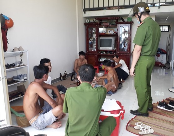 Xử phạt 155 trường hợp vi phạm quy định giãn cách xã hội ảnh 1