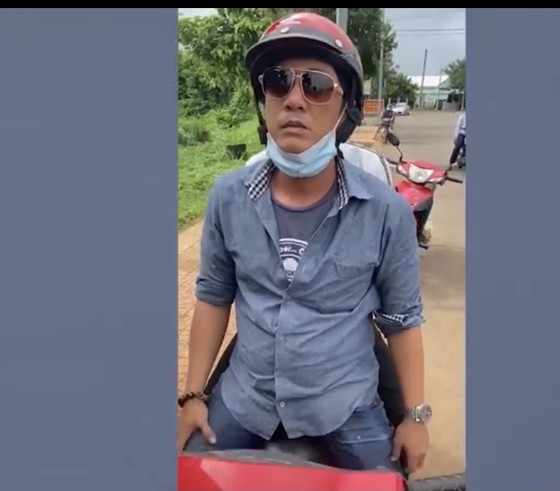 Bắt giam kẻ chống đối lực lượng chức năng tại chốt kiểm soát dịch Covid-19 ảnh 1