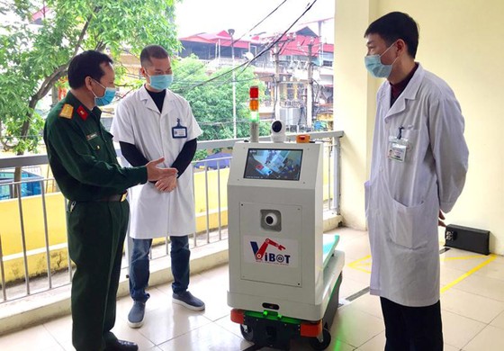 Chế tạo thành công robot vận chuyển trong các khu vực cách ly dịch Covid-19 ảnh 1