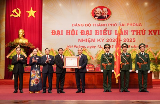 Thủ tướng Nguyễn Xuân Phúc: Hải Phòng phải tập trung phát triển kinh tế biển, trở thành một thành phố cảng quốc tế hiện đại ảnh 4