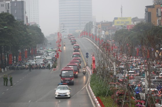 Đại biểu dự Đại hội XIII của Đảng vào Lăng viếng Chủ tịch Hồ Chí Minh ảnh 11