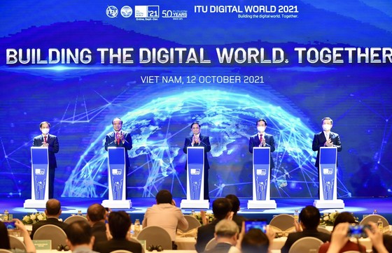 Thủ tướng Phạm Minh Chính cùng các đại biểu thực hiện nghi thức khai mạc ITU Digital World 2021 tối 12-10, tại Hà Nội. Ảnh: ĐOÀN BẮC