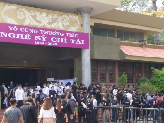 Đông đảo nghệ sĩ, người dân đến viếng, tiễn biệt nghệ sĩ Chí Tài ảnh 5
