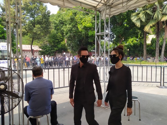 Đông đảo nghệ sĩ, người dân đến viếng, tiễn biệt nghệ sĩ Chí Tài ảnh 11