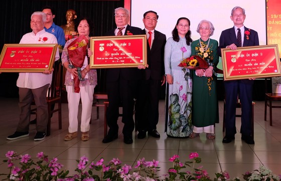 Quận 3 trao tặng Huy hiệu Đảng cho 105 đảng viên và tuyên dương 109 gương điển hình theo gương Bác ảnh 1