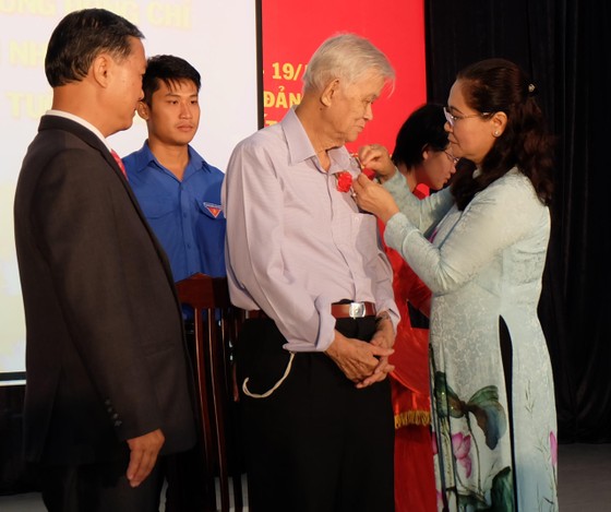 Quận 3 trao tặng Huy hiệu Đảng cho 105 đảng viên và tuyên dương 109 gương điển hình theo gương Bác ảnh 2