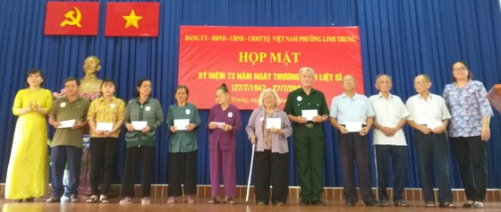 Tặng quà 214 gia đình chính sách, người có công ảnh 1