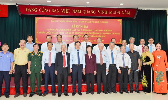 24 đảng viên thuộc Đảng bộ Khối Dân - Chính - Đảng TPHCM nhận Huy hiệu Đảng ảnh 1