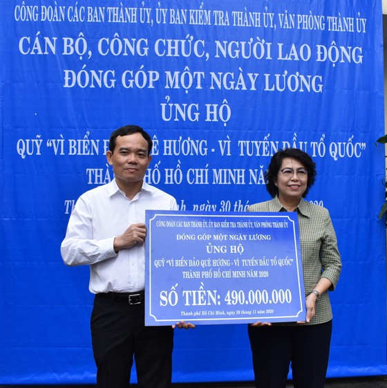 490 triệu đồng ủng hộ Quỹ 'Vì biển đảo quê hương - Vì tuyến đầu Tổ quốc' ảnh 2