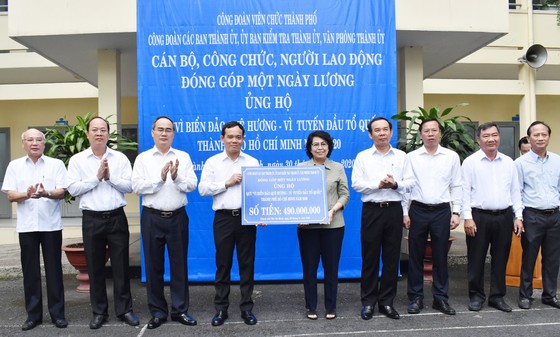 490 triệu đồng ủng hộ Quỹ 'Vì biển đảo quê hương - Vì tuyến đầu Tổ quốc' ảnh 1