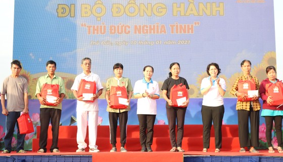 Chương trình đi bộ đồng hành “Thủ Đức nghĩa tình” quyên góp 3,9 tỷ đồng chăm lo cho người nghèo ảnh 2