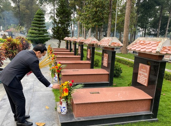Lãnh đạo TPHCM dâng hương, dâng hoa tưởng niệm các anh hùng liệt sĩ nhân dịp Tết Tân Sửu  ảnh 4