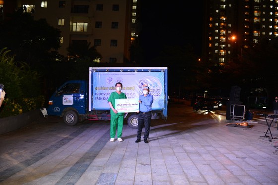 'Khúc ca đồng lòng' cổ vũ tinh thần lực lượng tuyến đầu và bệnh nhân mắc Covid-19 ảnh 3