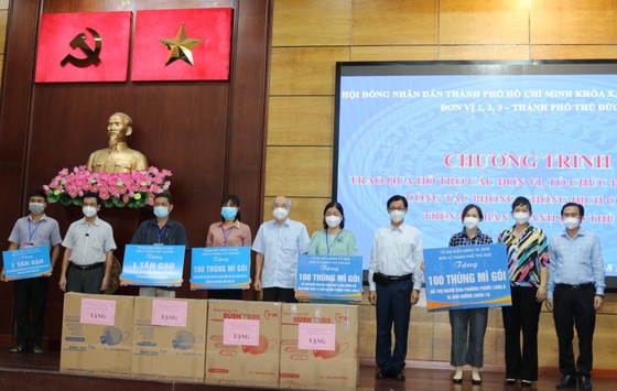 Nhiều đơn vị trao quà cho tuyến đầu chống dịch, khu phong tỏa ảnh 1