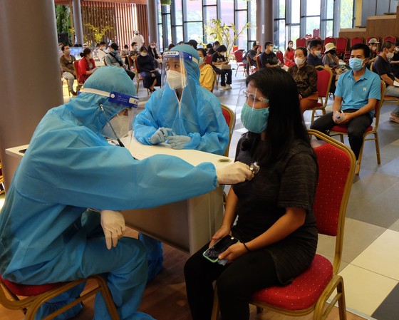 Hơn 660 người nước ngoài ở quận 7 được tiêm vaccine phòng Covid-19 ảnh 2