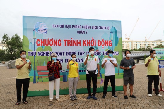 Quận 7 thí điểm mở cửa 2 công viên và 5 sân quần vợt phục vụ người dân ảnh 2