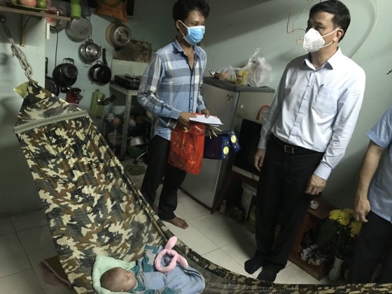Lãnh đạo TPHCM thăm, trao quà Trung thu cho trẻ mồ côi vì Covid-19 ảnh 15