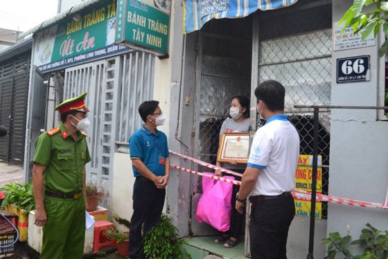 TP Thủ Đức: Một phường có 1.376 người dân từ chối nhận gói hỗ trợ để nhường người khó khăn hơn ảnh 1