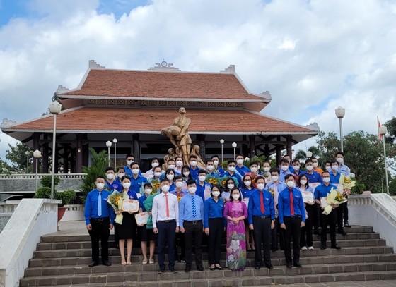 Tuyên dương 174 gương “Cán bộ, công chức, viên chức trẻ, giỏi, thân thiện” năm 2021 ảnh 4