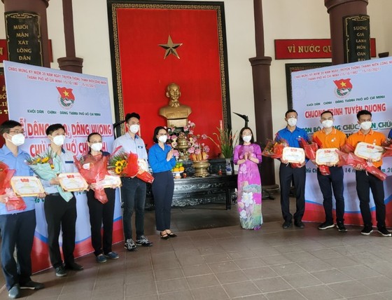 Tuyên dương 174 gương “Cán bộ, công chức, viên chức trẻ, giỏi, thân thiện” năm 2021 ảnh 3