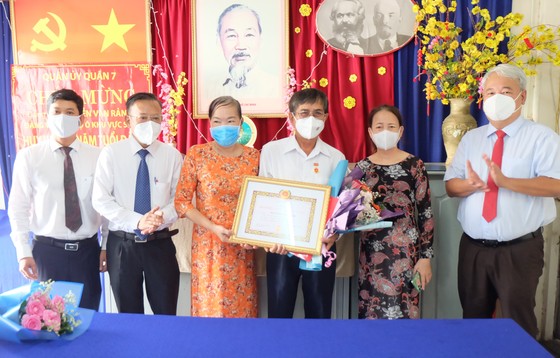 Đồng chí Nguyễn Hữu Hiệp trao Huy hiệu Đảng cho đồng chí cao tuổi Đảng  ​ ảnh 3
