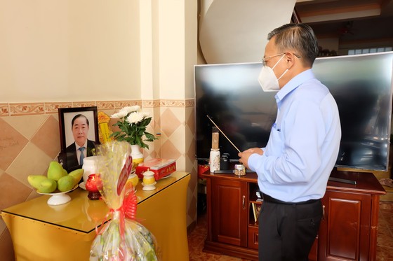 Lãnh đạo TPHCM thăm hỏi người thân của cán bộ, đảng viên mất vì Covid-19 ảnh 1