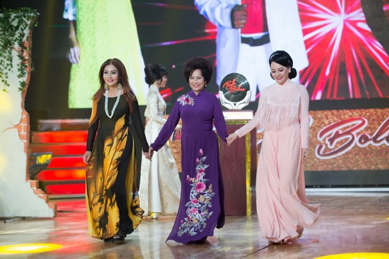 “Chiến binh trái đất” Hà Thu đăng quang Quán quân Tình Bolero 2017 ảnh 2