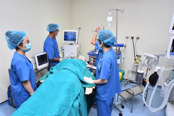 Đưa vào hoạt động Phòng huấn luyện mô phỏng Gây mê hồi sức tại tại Bệnh viện Đại học Y Dược TPHCM là hệ thống các thiết bị hiện đại bậc nhất hiện nay, có các tính năng tiên tiến như: Gây mê dòng thấp, gây mê theo nồng độ khí đích, gây mê cân bằng, hu ảnh 1