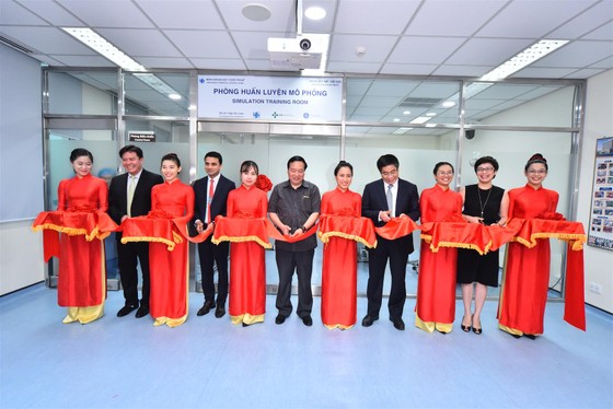 Đưa vào hoạt động Phòng huấn luyện mô phỏng Gây mê hồi sức tại tại Bệnh viện Đại học Y Dược TPHCM là hệ thống các thiết bị hiện đại bậc nhất hiện nay, có các tính năng tiên tiến như: Gây mê dòng thấp, gây mê theo nồng độ khí đích, gây mê cân bằng, hu ảnh 2