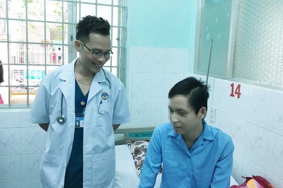 Chuyển máy lọc máu hơn 600km xuyên đêm cấp cứu bệnh nhân bị nhiễm não mô cầu nặng ảnh 1