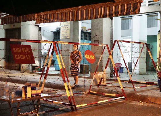 Phong tỏa chung cư Sư Vạn Hạnh (quận 5) vì có người nghi mắc Covid-19 ảnh 2