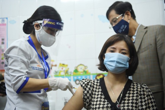 Sáng 8-3, triển khai những mũi tiêm vaccine ngừa Covid-19 đầu tiên tại TPHCM, Hà Nội và Hải Dương ảnh 11