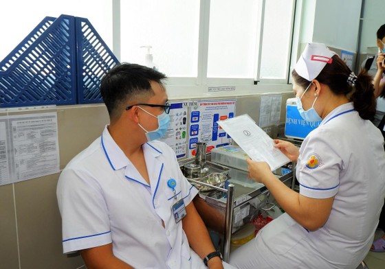 TPHCM: Bệnh viện tuyến quận đầu tiên tiêm vaccine Covid-19 ảnh 1
