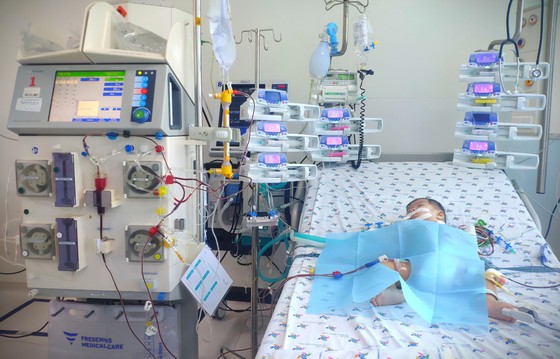 Bé 6 tháng tuổi sốt, ói 4 ngày liền, nhập viện mới biết mắc tay chân miệng độ nặng ảnh 1