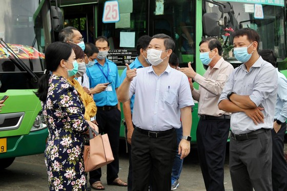 Lãnh đạo TPHCM kiểm tra công tác phòng chống dịch Covid-19 tại chợ, bến xe ảnh 5