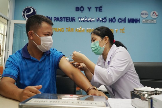 TPHCM: Tiêm vaccine Covid-19 cho hơn 80 phóng viên ảnh 1