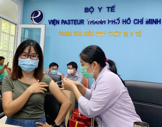 TPHCM: Tiêm vaccine Covid-19 cho hơn 80 phóng viên ảnh 3