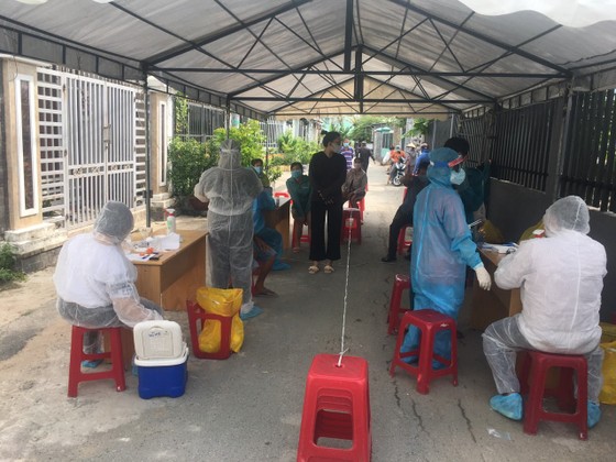 Huyện Bình Chánh xét nghiệm mở rộng 1.000 trường hợp liên quan ca mắc Covid-19 ảnh 1