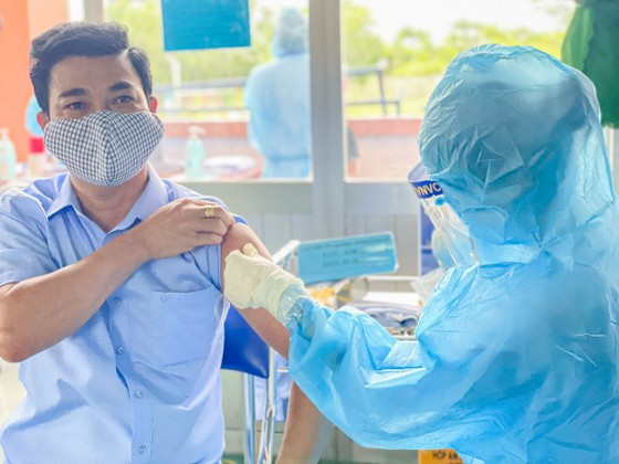 300 nhân viên y tế VNVC hỗ trợ tỉnh Bình Dương tiêm vaccine phòng Covid-19 ảnh 1