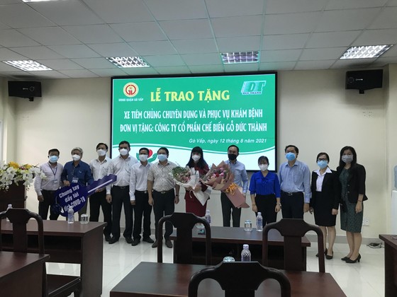 Trao tặng xe tiêm chủng lưu động trị giá 1,8 tỷ đồng cho quận Gò Vấp ảnh 1