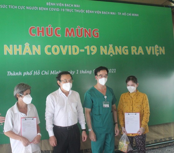 7 bệnh nhân đầu tiên của Trung tâm Hồi sức tích cực Covid-19 Bệnh viện Bạch Mai được xuất viện ảnh 1