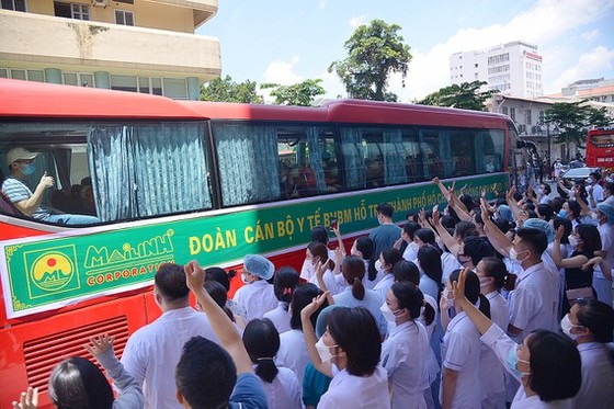 Bệnh viện Bạch Mai tổ chức lễ tiễn 170 y, bác sĩ, nhân viên y tế chi viện cho TPHCM để chống dịch, cấp cứu các bệnh nhân nặng vào tháng 8-2021