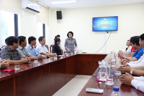 Nhiều cá nhân, đơn vị ủng hộ đồng bào miền Trung bị thiệt hại do mưa lũ ảnh 1