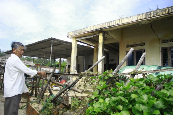 Dân “mất ăn mất ngủ” vì sạt lở bờ biển ảnh 4
