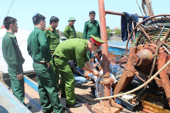 Quảng Ngãi giải cứu 4 ngư dân bị bắt giữ trái pháp luật trên 2 tàu cá ảnh 1