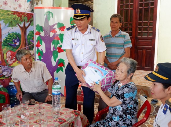 Cảnh sát biển đồng hành cùng ngư dân đảo Lý Sơn ảnh 2