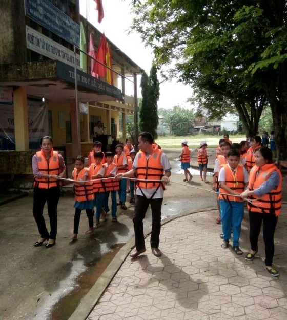 Diễn tập tình huống: bão kèm giông sét, hơn 200 học sinh cùng giáo viên yêu cầu đảm bảo an toàn ảnh 2