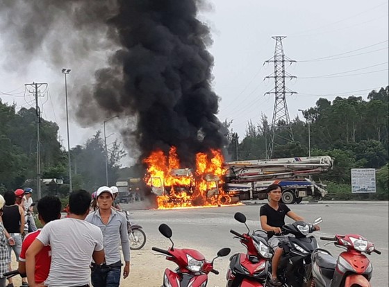 Quảng Ngãi: Va chạm xe tải và xe trộn bê tông bốc cháy dữ dội ảnh 1
