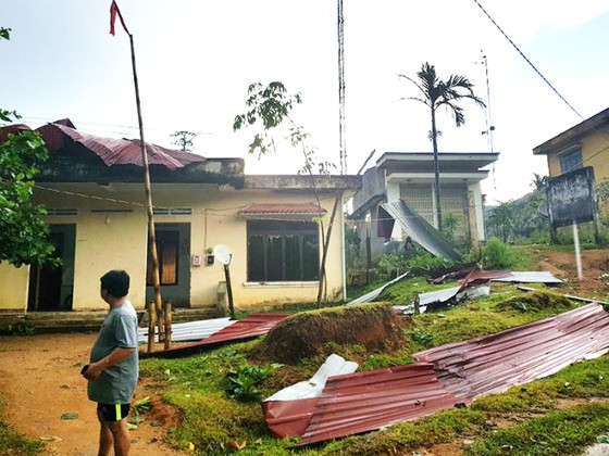 Lốc xoáy tốc mái hàng chục nhà dân tại Quảng Ngãi ảnh 1